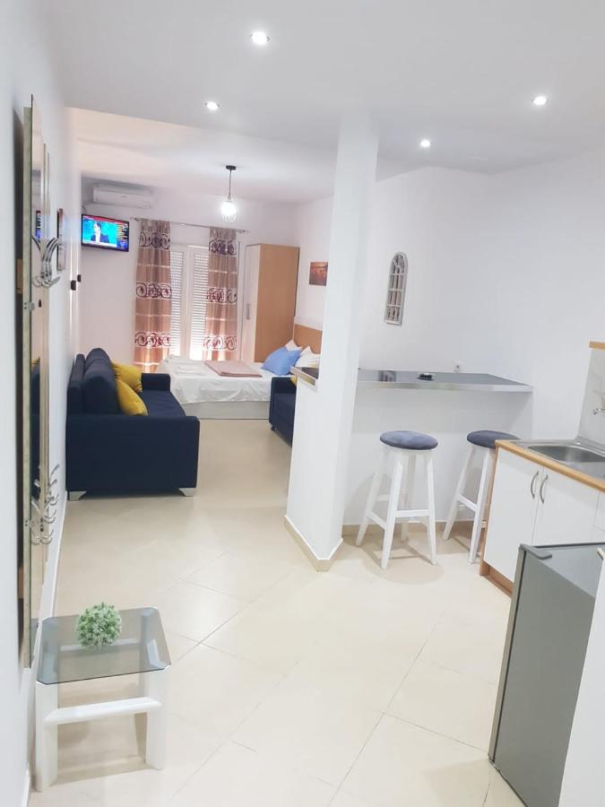 Studio By The Beach - Vlorë Buitenkant foto