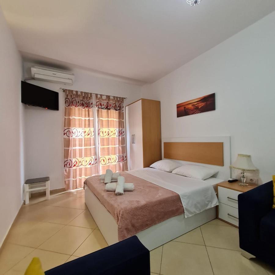 Studio By The Beach - Vlorë Buitenkant foto