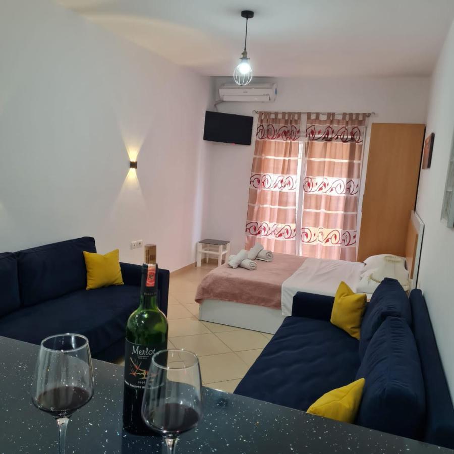 Studio By The Beach - Vlorë Buitenkant foto