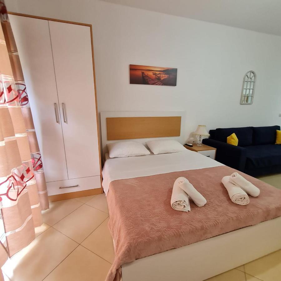 Studio By The Beach - Vlorë Buitenkant foto