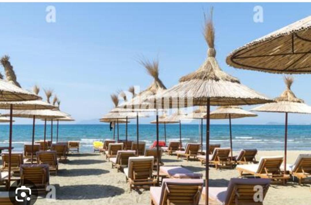 Studio By The Beach - Vlorë Buitenkant foto